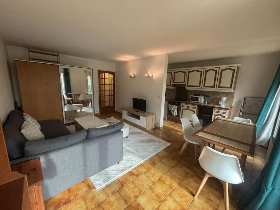 Appartamento F2 Avec Terrasse, Parking Gratuit Guyancourt Esterno foto